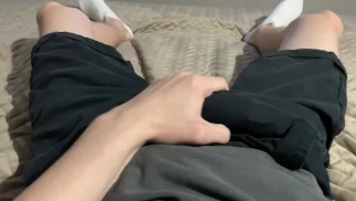 POV jovem masturba suavemente seu pau através das calças