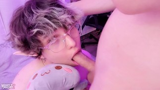 Femboy slet geeft slordige pijpbeurt aan hetero vriend
