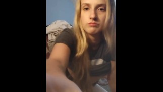 Napalona mała blondynka dostała nową zabawkę, która pomoże jej dojść