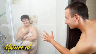 Grand-mère BBW poilue attend son jouet sous la douche