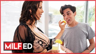 Milfed - Nezbedná Sexbomba Alexis Fawx Škádlí Chlapa U Bazénu, Aby Ji Šukal, Když Je Její Manžel Pryč