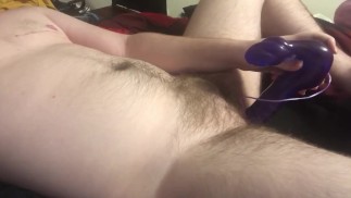 Próbując nowej zabawki - college trans cub powoli pieprzy się gigantycznym wibratorem
