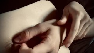 Fluisteren en voorspel tussen een Japans lesbisch koppel
