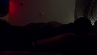 Mi mejor amiga lesbiana me ruega que me baje sobre ella en pijamada