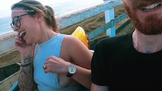 Jízda na horské dráze na pouťovém uklouznutí, náhodný veřejný záblesk. Sýkorka bradavka skluz