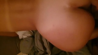 extraño primero trabaja el coño y el culo de su esposa y luego se la folla en anal y vagina