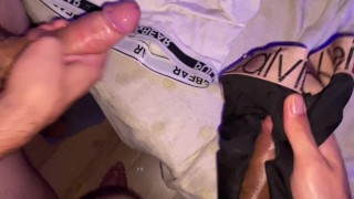 Ragazzi del college ruba e soffia carichi spessi sulla biancheria intima
