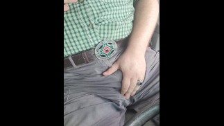 Большой медведь Папа В Обеденное Время Дрочит На Своем Пикапе