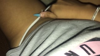 mi sembra anche di strofinare il clitoride con le mie unghie lunghe Mi ha fatto venire voglia di masturbarmi troppo!!