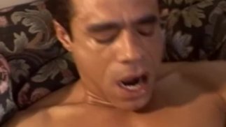 Mon mari m’aide à baiser un inconnu