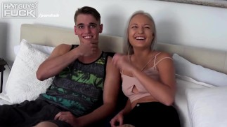 ¡Conexión incómoda con un final feliz! Hot Blonde chupa la mente de nuevos chicos!