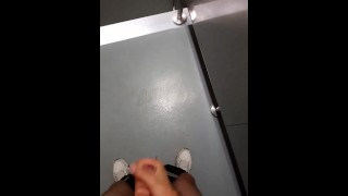 盖伊在公共厕所自慰。阿拉伯语语音