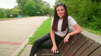 Riskanter Blowjob im Park mit Sperma im Mund