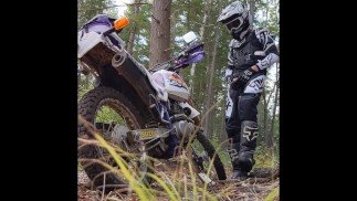 Pisser sur un vélo en terre en équipement complet