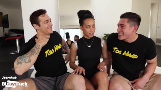 QB1はジョックストラップとエッチなチアリーダーで彼の最高のワイドレシーバーをファックします!