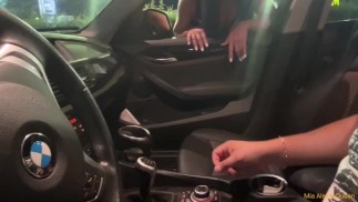 Ele para em uma prostituta na rua e transa com ela no estacionamento.