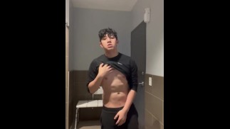 Figheta asiatica in forma si sega in bagno