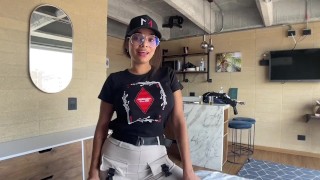 Busty grote kont Latina MILF neukt tijdens interview voor Johnny Grey