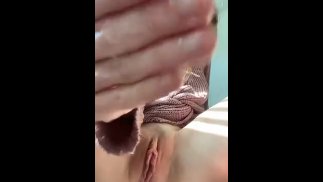 Cute morena de 19 años jugando con el coño cremoso