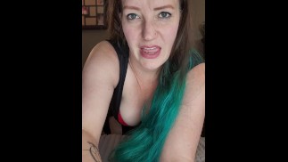 Point de vue de Molly Locke branlant ta bite et parlant salement à son jouet.