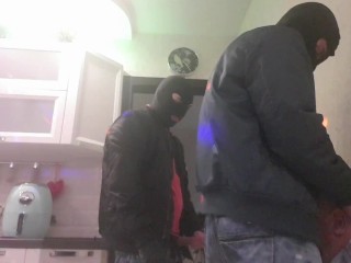 Outro Trio com Um Policial Russo - Garganta Muito Dura Fodendo com Paus Grandes De Dois Skinheads