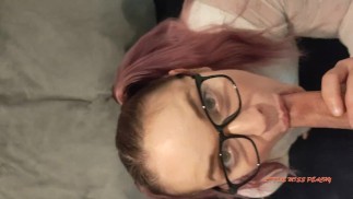 brzoskwiniowy sanchez seksowny młody nerd wraca do domu, by ssać kutasa xxl głęboką spermę w ustach z OGROMNYM ŁADUNKIEM