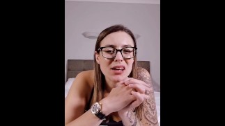 Živý přenos náhodných uklouznutí na TikTok. Nic netušící bradavky vypadávaly.