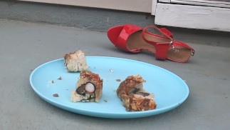 Stompen op sushi in hakken