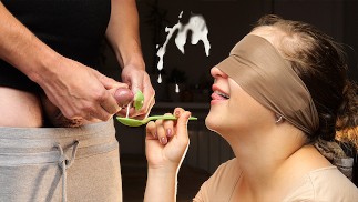 彼女は彼女が食べ物で私の精液を食べたのを知りません。ゲームオブテイスト新 LV XSanyAny