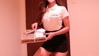 Garota de entrega de pizza Pinay é fodida pelo cliente
