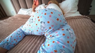 Pasierbica uwodzi ojczyma, oglądając porno z otwartymi drzwiami - pasierbica błaga o spermę w środku