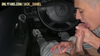 Un jeune homme a sucé un chauffeur de taxi pour le voyage