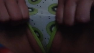 Sexy milf heeft een nat, vet poesje verrassing onder haar kiwi slipje voor jou