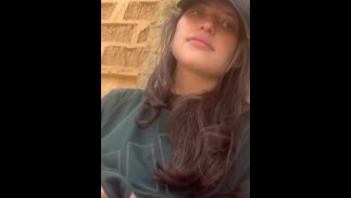 Due lesbiche si toccano fino a raggiungere l'orgasmo all'angolo di una strada di un villaggio, cerca