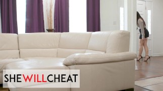 She Will Cheat-Keira Croftは彼女の従業員に彼女の古いベッドを与えますが、彼は彼女に何かを与え必要があります