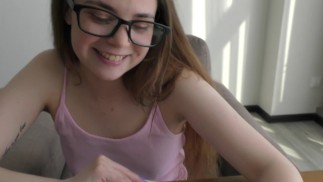 Niegrzeczny nastoletni mól książkowy uczy się anatomii na prawdziwym dużym kutasie! 18 lat