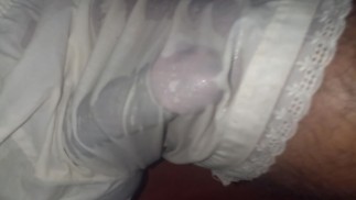 Attaché College Boy ne peut plus le tenir alors il fait pipi dans sa culotte sexy