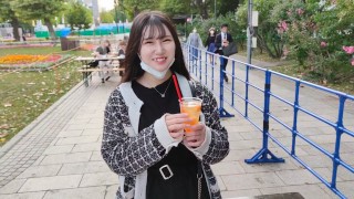 Japonské studentky krásy vlogují na podzimním festivalu v Sapporu.