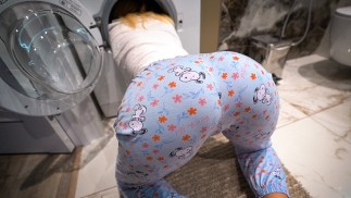 Stiefzus wordt geneukt terwijl ze vastzit in de wasmachine - creampie