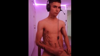 hetero hraje se svými přáteli masturbuje, zatímco s nimi mluví