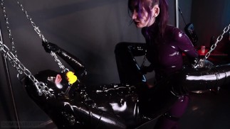 Pegging my Rubber Gimp (предварительный просмотр) — Мисс Вера Виолетт