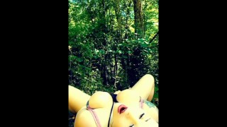 Ragazza che scende nel bosco nel modo in cui la natura intendeva