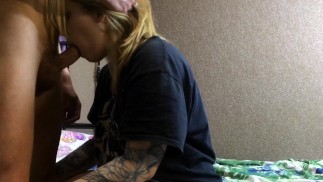Vife auf dem Bett gefickt und Sperma auf ihrem Rücken | Doggy Style | Blasen | Cunnilingus | Cowgirl |