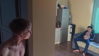 Ik bespioneerde mijn stiefbroer terwijl hij zich aftrekt en besloot zijn sperma te nemen