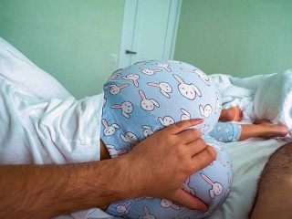 Stiefzus Wordt Wakker En Helpt Stiefbroer Klaarkomen Terwijl Hij Porno Kijkt - Creampie