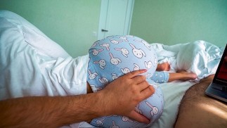 Stiefzus wordt wakker en helpt stiefbroer klaarkomen terwijl hij porno kijkt - creampie