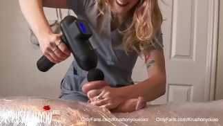 HETE verpleegster ballbust patiënt gevangen in plasticfolie bondage