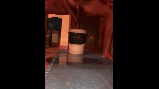 Pisser beaucoup en chevauchant un gode 9 pouces