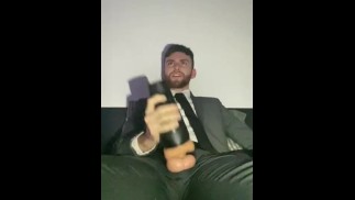 Fumer et Fleshlight en costume (PARTIE 2)