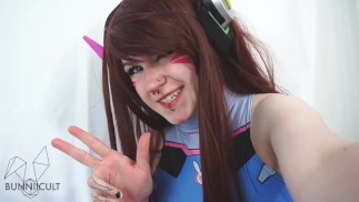 D.Va montre et joue avec un gode tentacule